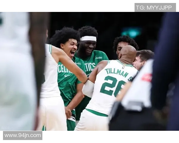 猛龙与凯尔特人激战正酣球迷热情高涨场馆气氛火爆